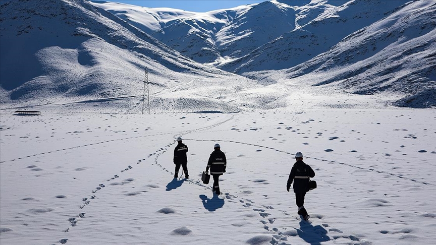 VEDAŞ'ın fedakar çalışanı, 30 yıldır karlı dağlarda elektrik arızalarını gideriyor