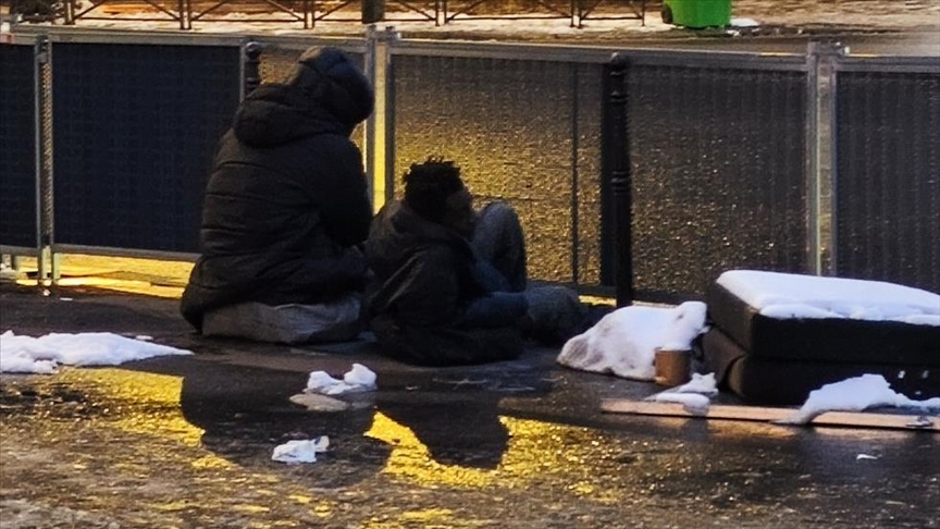 Froid, neige et morts invisibles : des centaines de sans-abri abandonnés dans les rues de Paris