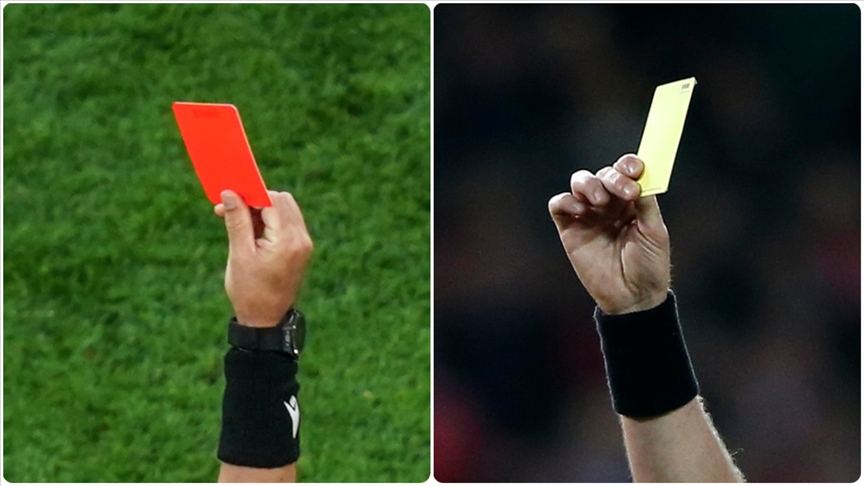 Derbide kartlar havada uçuşuyor