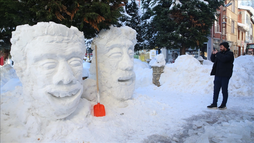 Снежните скулптури на трговец од турски Кастамону привлекоа големо внимание на јавноста