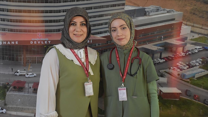 Hemşire anne ile doktor kızı aynı hastanede mesai arkadaşı oldu