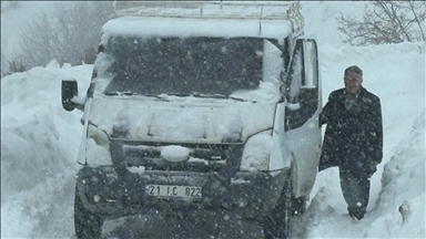 Xwendekarên ku ji ber berf û bagerê li ser rêya gundekî Sêrtê asê mabûn, hatin xilaskirin