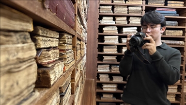 İzmir'de lise öğrencileri tarihi Necip Paşa Kütüphanesi'nin tanıtımı için belgesel çekti