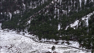 Aladağlar'da oluşan kar güzelliği dronla görüntülendi