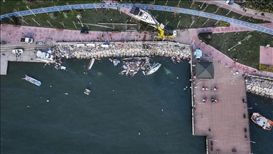 İstanbul'da dün etkili olan şiddetli fırtına ve yağış hayatı olumsuz etkiledi