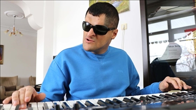 Görme engelli genç, müzik yeteneğini devlet sanatçısı olarak taçlandırmak istiyor