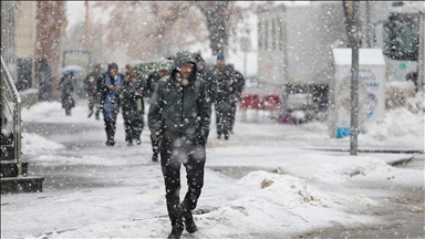Li Bîngolê ji ber berfê dibistan hatin tetîlkirin