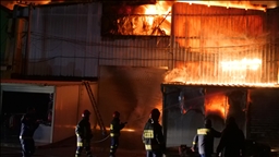 Veliki požar zahvatio magacine pijace u Tirani