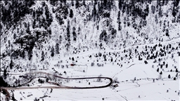 Aladağlar'da oluşan kar güzelliği dronla görüntülendi