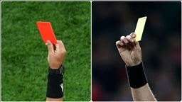 Derbide kartlar havada uçuşuyor