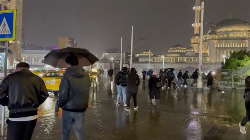 İstanbul'da kuvvetli yağmur ve şiddetli rüzgar etkili oluyor