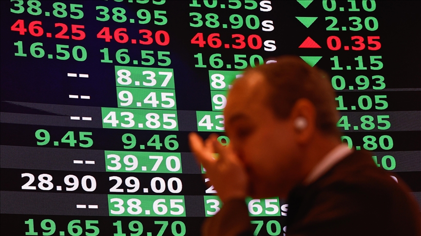 US stocks close week in positive territory, hitting record highs