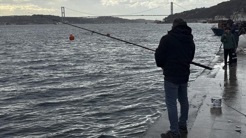 İstanbul'da olta balıkçıları lodosu fırsata çevirdi