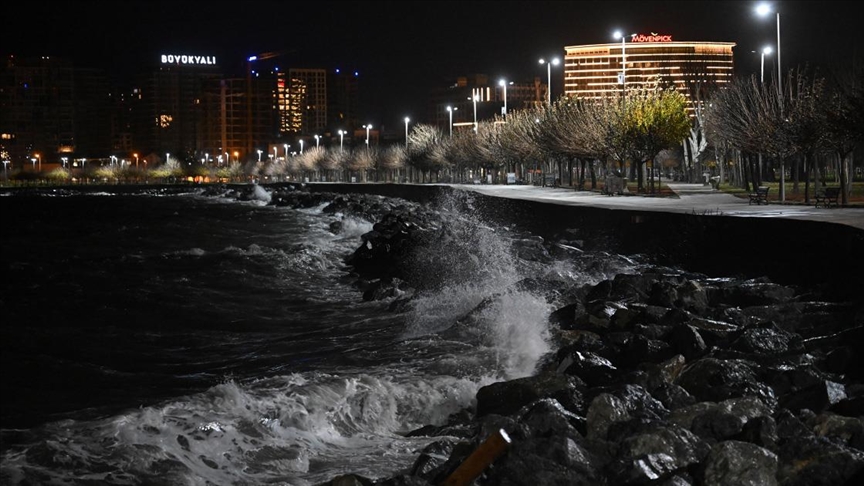 İstanbul'da şiddetli lodos etkili oluyor
