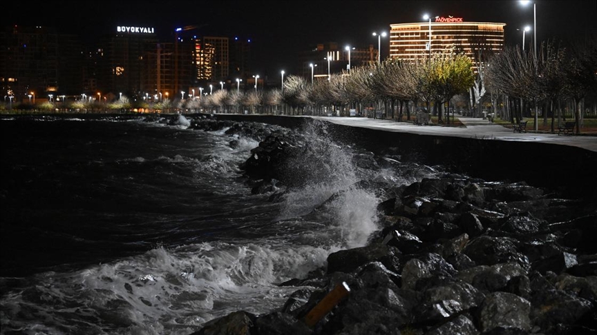 İstanbul'da şiddetli lodos etkili oluyor