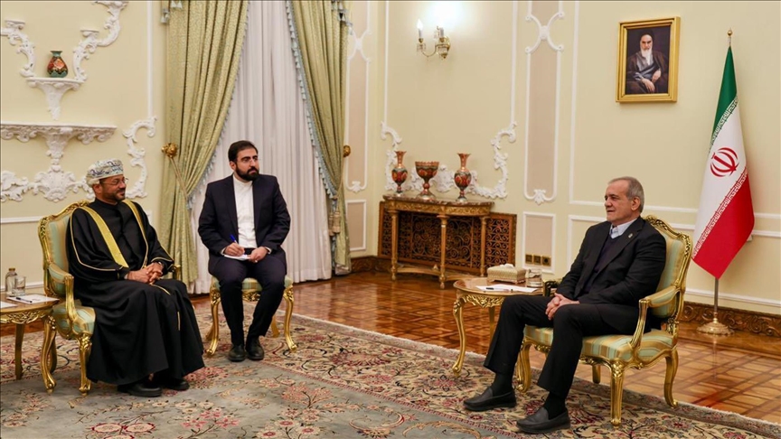 وزير خارجية عُمان يبحث مع الرئيس الإيراني خفض التصعيد الإقليمي