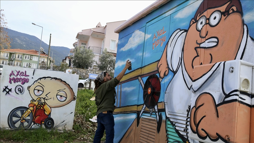 Artisti i muraleve  Axel Mengu  i shton ngjyra qytetit turistik