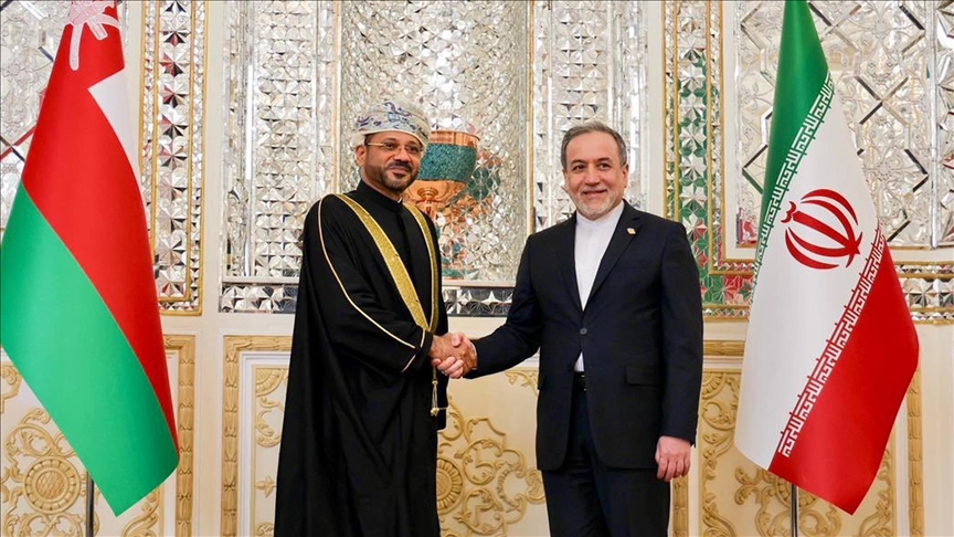 وزير الخارجية الإيراني يبحث مع نظيره العُماني قضايا ثنائية وإقليمية