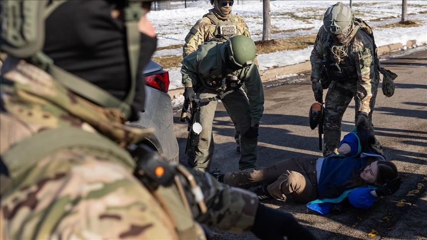 Demonstruesit anti ICE dhe kundër protestuesit përleshën jashtë një ndërtese federale në Minneapolis