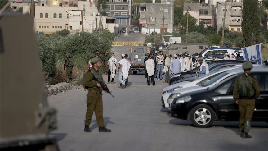 الضفة.. الجيش الإسرائيلي ومستوطنون يقتحمون مناطق فلسطينية