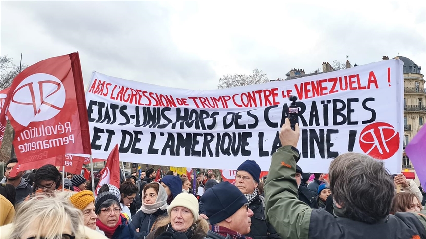À Paris, la gauche radicale mobilisée contre « l'agression de Trump » au Venezuela