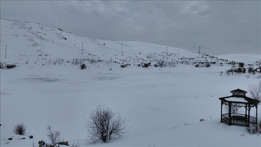 Tokat'ta Üçoluk Göleti'nin yüzeyi buz tuttu