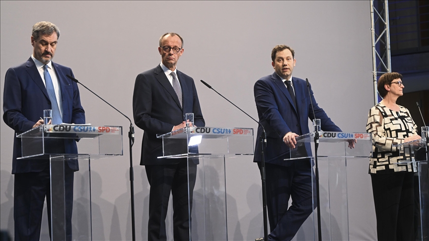 Dutch parties form rare minority government