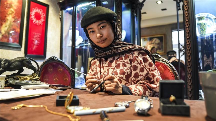 Studentja japoneze që u konvertua në Islam po mëson arte turke në Stamboll