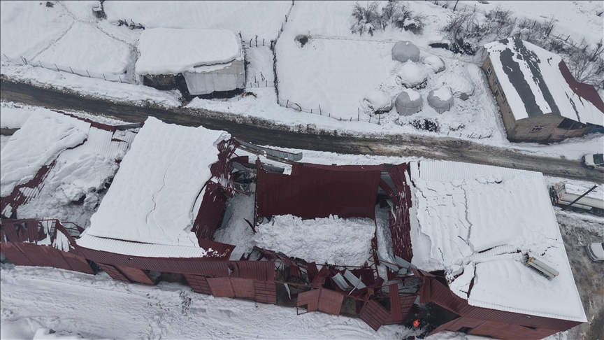 Li Hekariyê ji ber berfê banê xeracê tep bû