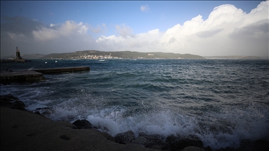 Çanakkale Boğazı kuvvetli fırtına nedeniyle transit gemi geçişlerine kapatıldı