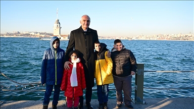 Kültür ve Turizm Bakanı Ersoy, kardan "Kız Kulesi" yapan çocukları İstanbul'da ağırladı