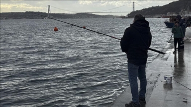 İstanbul'da olta balıkçıları lodosu fırsata çevirdi