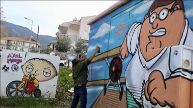 Artisti i muraleve, Axel Mengu, i shton ngjyra qytetit turistik