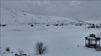 Tokat'ta Üçoluk Göleti'nin yüzeyi buz tuttu