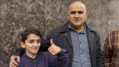 Bayrampaşa'da ambulansa yol açmak için trafiği yönlendiren engelli çocuk ve babası konuştu