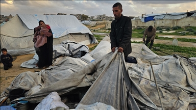 غزة.. تضرر وتطاير آلاف الخيام جراء المنخفض الحالي وتحذيرات من كارثة