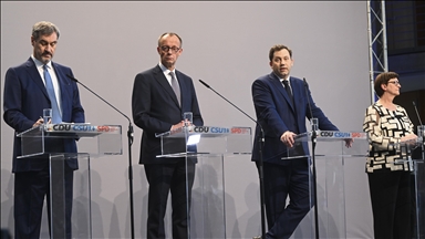 Dutch parties form rare minority government