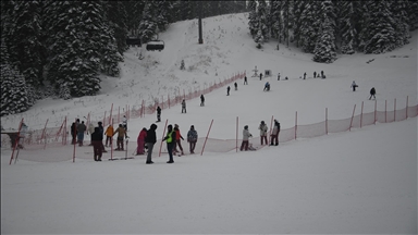 Ilgaz Dağı'ndaki Yurduntepe Kayak Merkezi'nde hafta sonu yoğunluğu