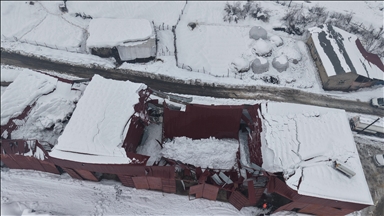 Li Hekariyê ji ber berfê banê xeracê tep bû