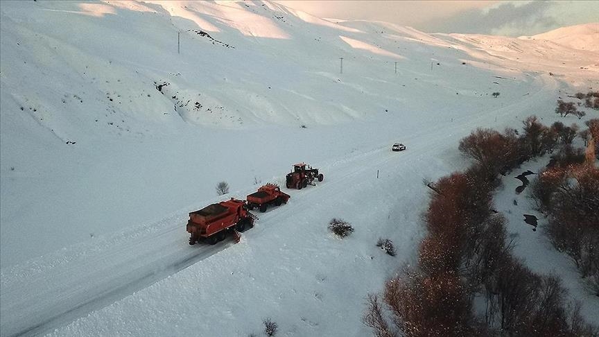 Li Agiriyê ekîbên paqijkirina berfê bi şev û roj dixebitin
