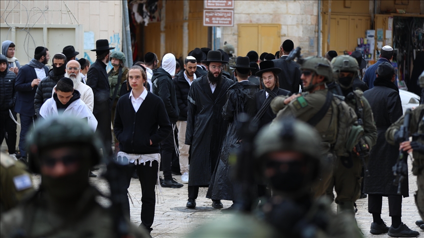 Kolonët izraelitë nën mbrojtjen ushtarake bastisin Qytetin e Vjetër të Hebronit në Bregun Perëndimor të pushtuar