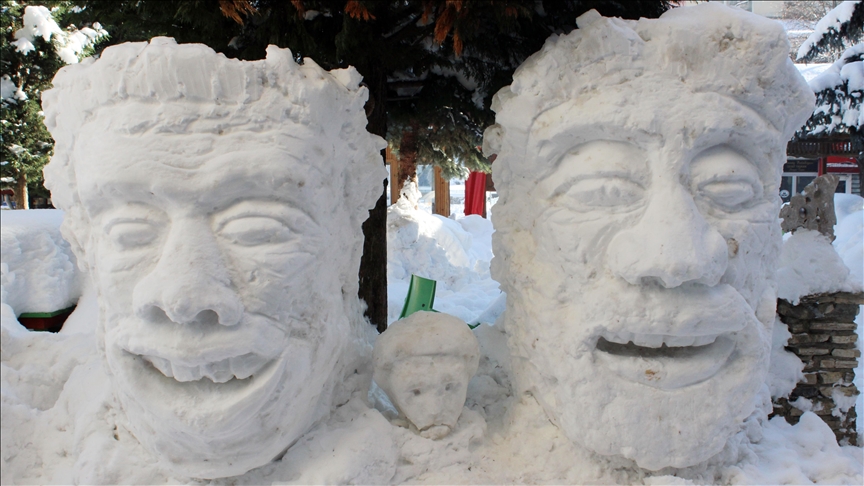 Turqi, tregtari realizon skulptura nga dëbora