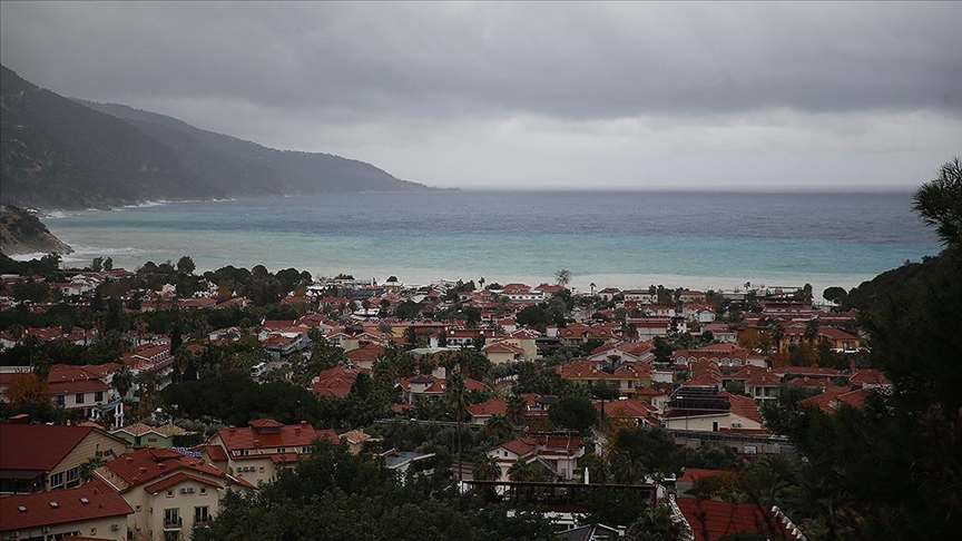 Fethiye'de sağanak sonrası Ölüdeniz'in rengi değişti