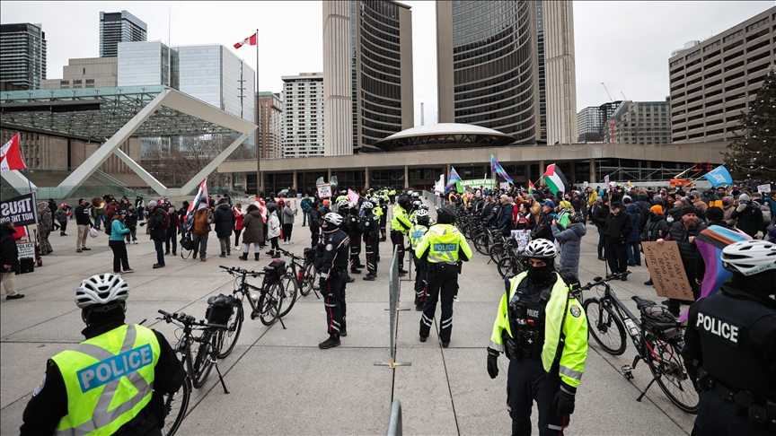 Shpërthejnë përleshje në Toronto  tubimi anti imigracion dhe kundër demonstrata përfundojnë me 11 të arrestuar
