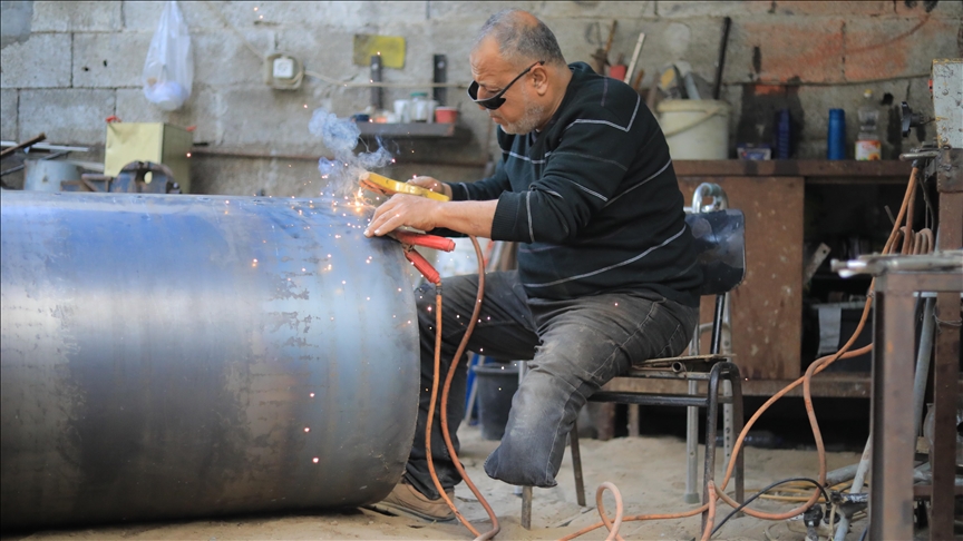 Kovaçi palestinez në Gaza me një këmbë të humbur lufton për mbijetesë