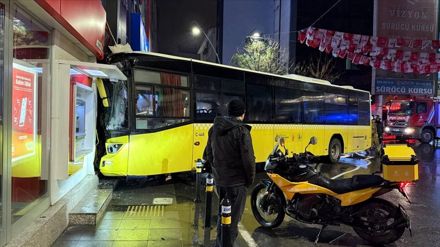 Kartal'da binaya çarpan İETT otobüsünde 6 yolcu yaralandı