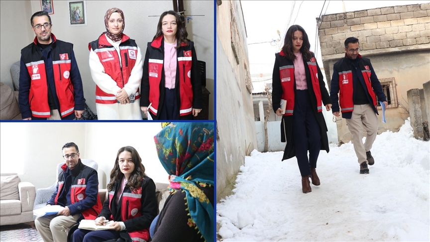 "Kırmızı yelekliler" ihtiyaç sahiplerine sosyal destek için karlı yolları aşıyor