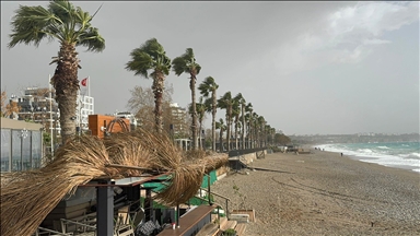 Antalya'da kuvvetli rüzgar ve fırtına etkili oluyor