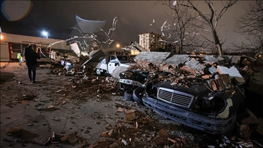 Bursa'da kuvvetli rüzgar nedeniyle duvar araçların üstüne devrildi