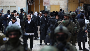 Kolonët izraelitë nën mbrojtjen ushtarake bastisin Qytetin e Vjetër të Hebronit në Bregun Perëndimor të pushtuar